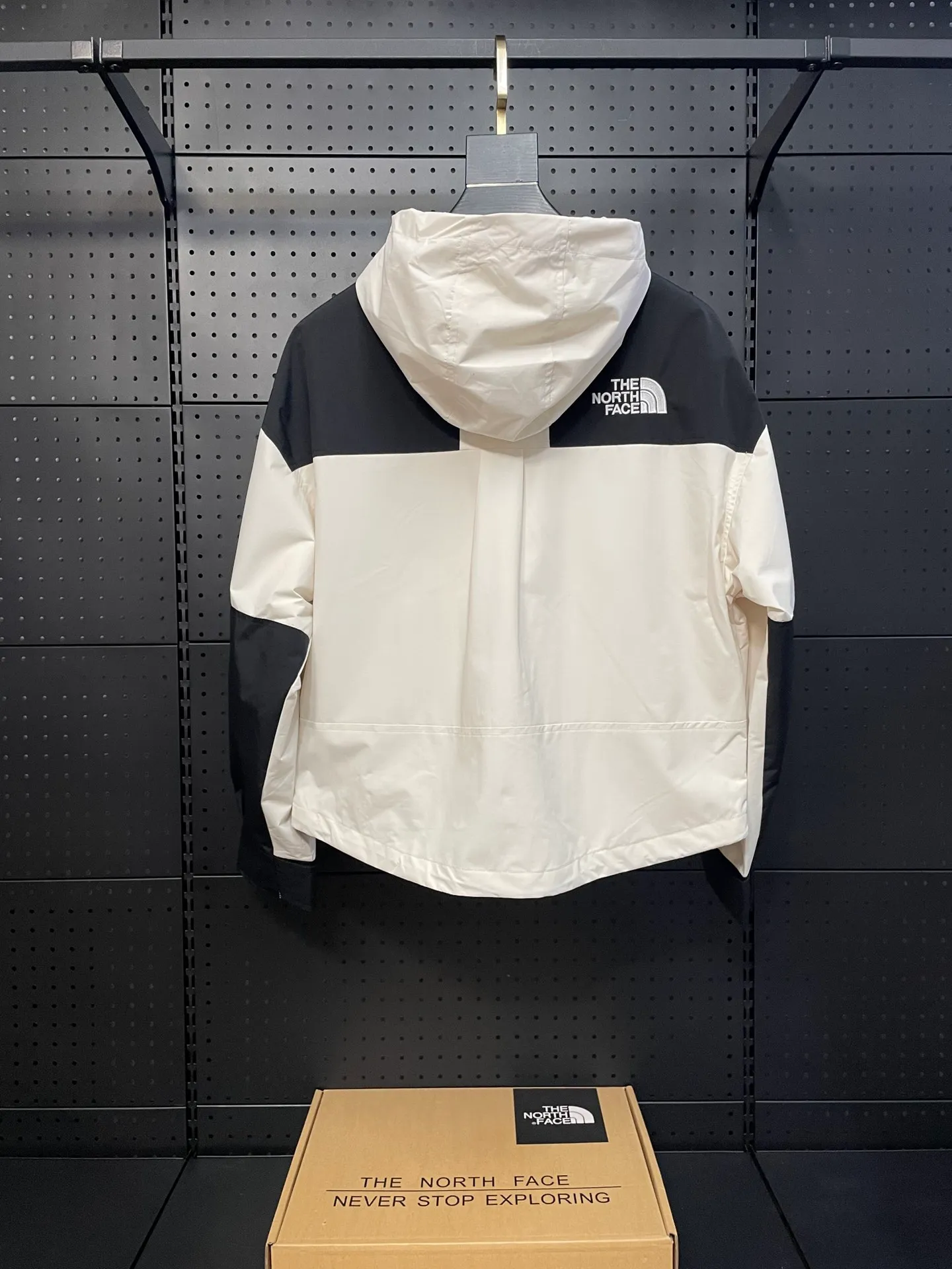 White The North Face 〖 〗 1. ： DRYVENT Breathable ， ， 。 2. ： 、 Breathable Wear-Resistant 。 3. ： 4.Size： ， ！ ~ Size：S-L